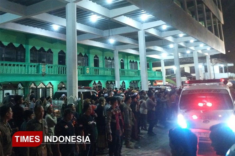 Mobil Ambulans saat membawa santri korban reruntuhan bangunan musholla Pesantren Al Khoziny Sidoarjo. (FOTO: Syaiful Bahri/TIMES Indonesia)