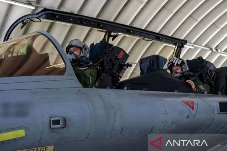 Penerbang tempur TNI AU melakukan persiapan untuk menerbangkan pesawat Rafale di Escadron de Transformation Rafale (ETR) 3/4 Aquitaine, Base Aérienne 113, Saint-Dizier, Prancis, Rabu (24/9/2025). ANTARA/HO-Humas TNI AU
