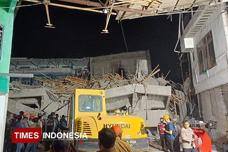 Bangunan musala yang ambruk di kompleks Pondok Pesantren Al Khoziny, Desa Buduran, Kabupaten Sidoarjo