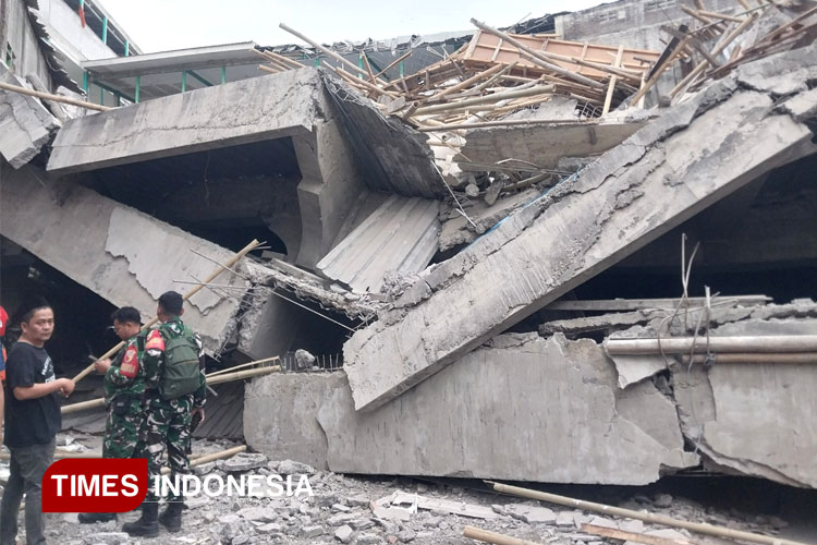 Penampakan reruntuhan bangunan gedung Pondok Pesantren Al Khoziny Sidoarjo. (FOTO: Syaiful Bahri/TIMES Indonesia)