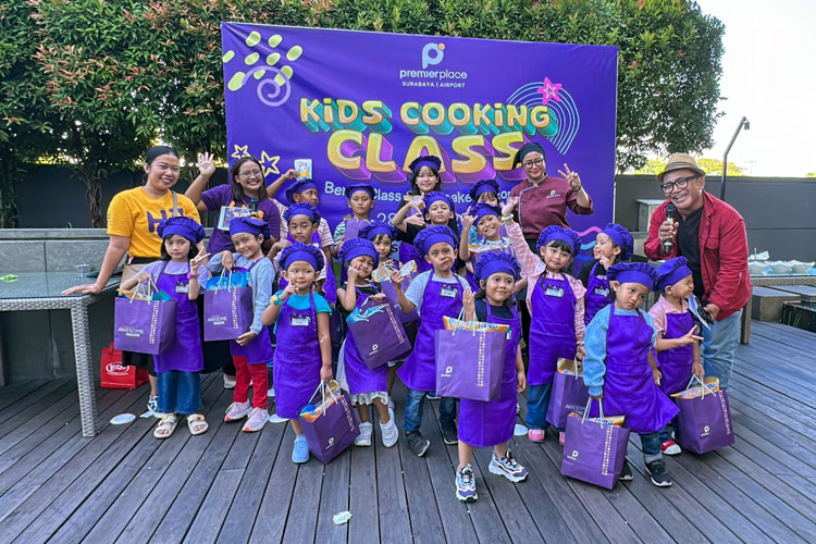 Keseruan anak-anak berkreasi membuat bento dalam acara Kids Cooking Class di Premier Place Hotel Surabaya Airport, Senin (29/9/2025). (Foto: Dok.Premier Place)