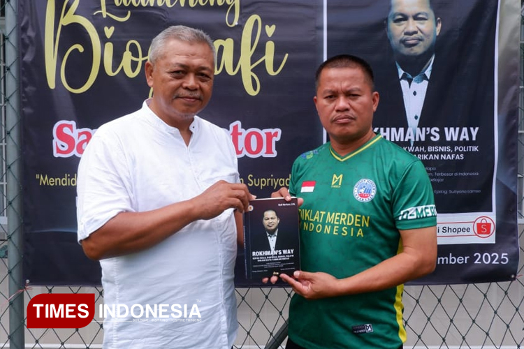 Penyerahan buku biografi berjudul ROKHMAN’S WAY, dari penulis Budi Hartono, kepada Rokhman Supriyadi. (FOTO : Budi For TIMES Indonesia)