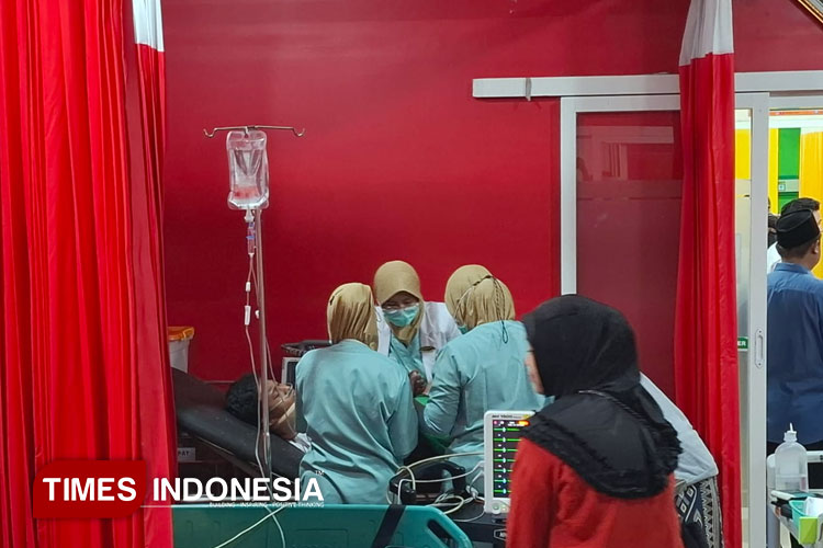 Salah satu korban runtuhnya bangunan Ponpes Al Khoziny sedang menjalani perawatan di RSI Siti Hajar (FOTO: Syaiful Bahri/TIMES Indonesia)