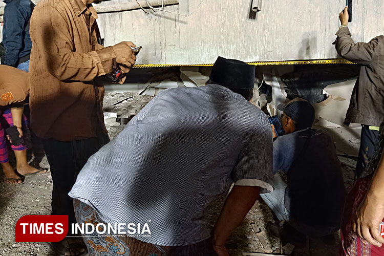 Santri Menangis di Depan Reruntuhan Musala Ponpes Al Khoziny: Teman-Teman Kami Masih di Dalam