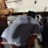 Santri Menangis di Depan Reruntuhan Musala Ponpes Al Khoziny: Teman-Teman Kami Masih di Dalam