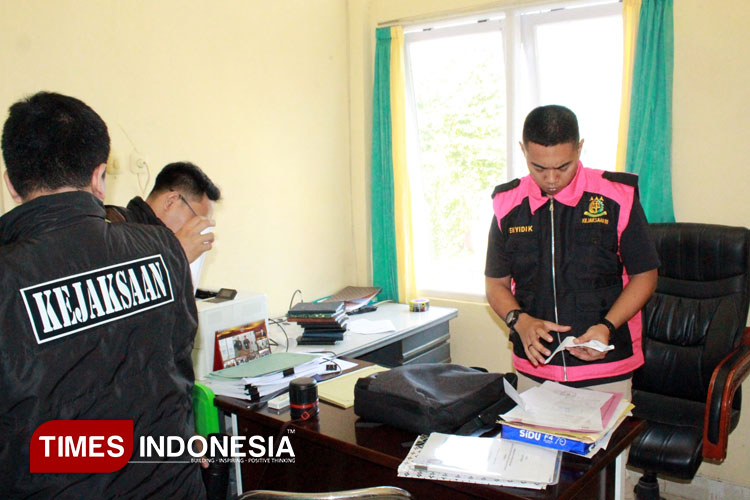 Tim Tipidsus Kejari Sumba Timur saat menggeladah Kantor KPU Kabupaten Sumba Timur. (FOTO: Habibudin/TIMES Indonesia)
