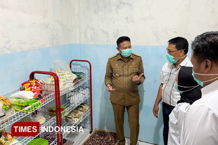 Wali Kota Malang, Wahyu Hidayat saat memantau langsung SPPG untuk program MBG. (Foto: Rizky Kurniawan Pratama/TIMES Indonesia)