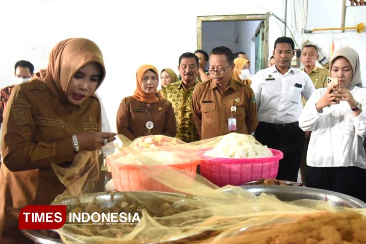 Wakil Bupati Sidoarjo Mimik Idayana saat sidak di dapur SPPG Kebonagung, Kecamatan Sukodono. (FOTO: Syaiful Bahri/TIMES Indonesia)