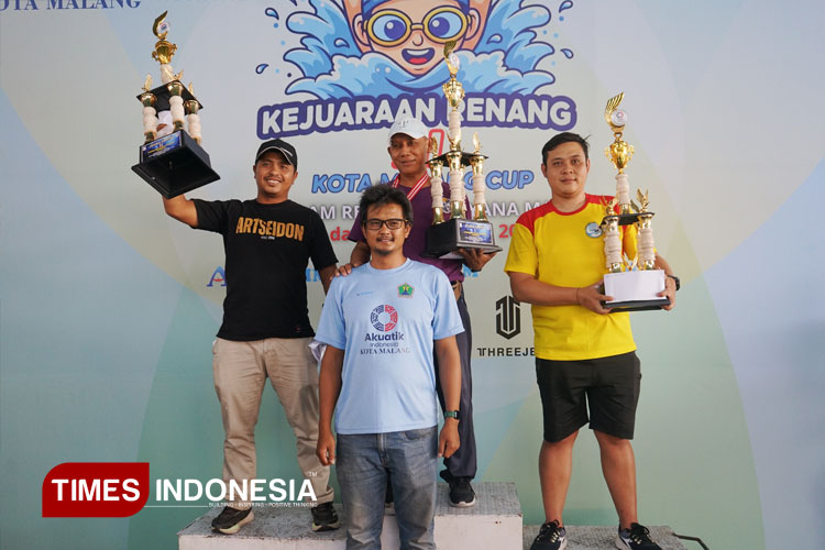berfoto-bersama-para-pelatih.jpg