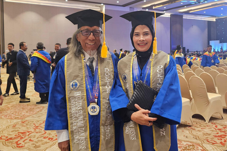 Putri Septi Naulina Hasibuan dan Rinto Harno. Keduanya resmi dikukuhkan sebagai doktor dari Program Pascasarjana Manajemen Fakultas Ekonomi dan Bisnis Universitas Dr. Soetomo (Unitomo) Surabaya