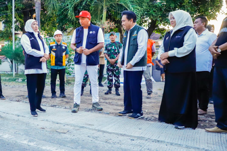 Gubernur Khofifah saat meninjau proyek pelebaran ruas Jalan Buduan-Batas Kabupaten Bondowoso (Link 35.061) pada Sabtu (27/9/2025).(Dok.Humas Pemprov Jatim)