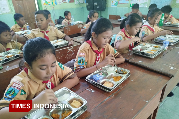 Siswa SDN Sidorejo 01 Wungu menyantap menu MBG perdana saat jam istirahat sekolah. (Foto: Yupi Apridayani/TIMESIndonesia)