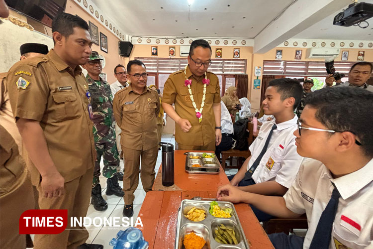 Pemkab Gresik Tegaskan Komitmen Jalankan Program MBG, Wabup Alif Tinjau Pelaksanaan di Sekolah