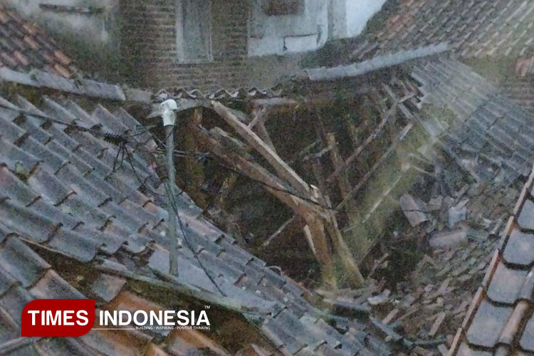 Sebuah rumah kontrakan di Jalan Ampera, Kelurahan Panglayungan, Kecamatan Cipedes, Kota Tasikmalaya, ambruk akibat hujan deras disertai angin, Senin (29/9/2025). (FOTO: Harniwan Obech/TIMES Indonesia)