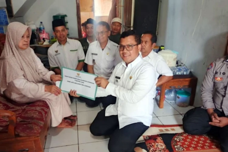 Baznas Cianjur salurkan bantuan bagi warga luka bakar akibat ledakan gas. (FOTO: Istimewa)