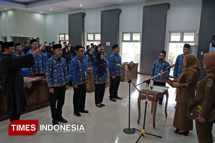 Bupati Banjarnegara dr Amalia Desiana saat melakukan pelantikan pegawai. (FOTO: Kominfo Banjarnegara for TIMES Indonesia)