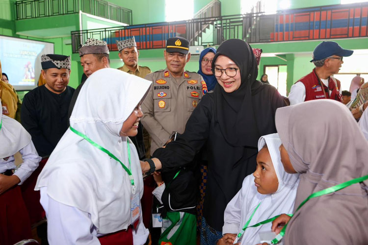Bupati Banyuwangi, Ipuk Fiestiandani Azwar Anas saat menyapa para siswa usai meresmikan Sekolah Rakyat Muncar. (Foto: Humas Pemkab for TIMES Indonesia)