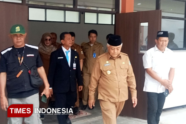 Bupati Malang H Sanusi (berkopiah) saat mengunjungi sarana fasilitas Sekolah Rakyat di BLK Singosari, Selasa (30/9/2025). (Foto: Amin/TIMES Indonesia)