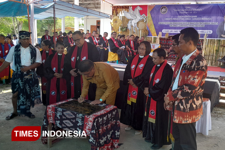Bupati Sumba Timur Umbu Lili Pekuwali menandatangani prasasti peresmian dan pentahbisan GKS Hibuwundu.(FOTO: Habibudin/TIMES Indonesia)