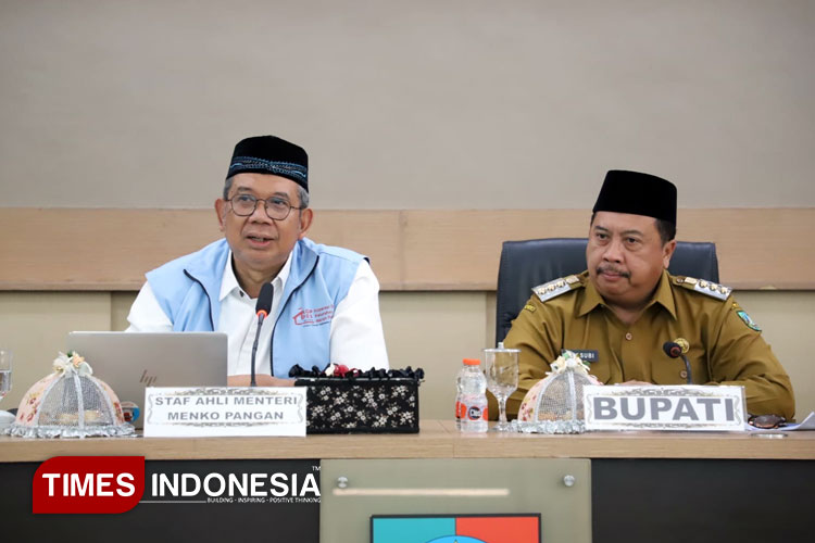 Warsubi, Bupati Jombang saat mengikuti kegiatan Monitoring dan Evaluasi (Monev) yang digelar di Ruang Swagata Pendopo Kabupaten Jombang, Selasa (30/9/2025). (FOTO: Rohmadi/TIMES Indonesia)