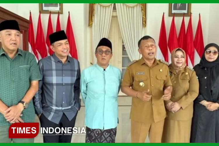 Bupati dan Wakil Bupati Ponorogo Sugiri Sancoko-Lisdyarita saat bersama tokoh pesantren kondang di Jawa Timur. (Foto: Elno/TIMES Indonesia)