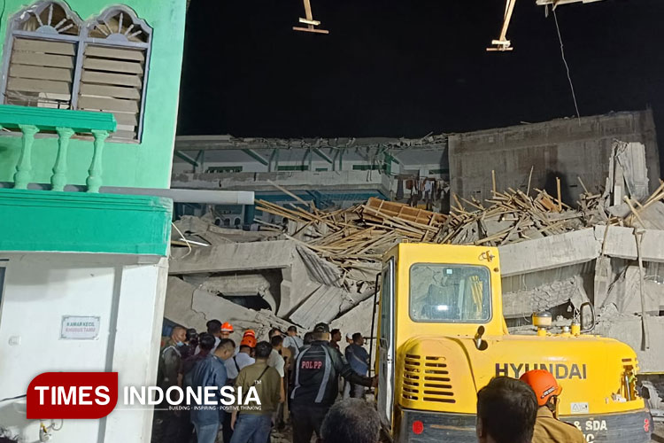 Evakuasi-Gedung-Pondok-Pesantren-Al-Khoziny-roboh--9.jpg