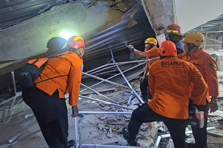Tim Gabungan terus melalukan proses evakuasi korban yang masih terjebak di reruntuhan bangunan. (Foto: Rudi Mulya/TIMES Indonesia)