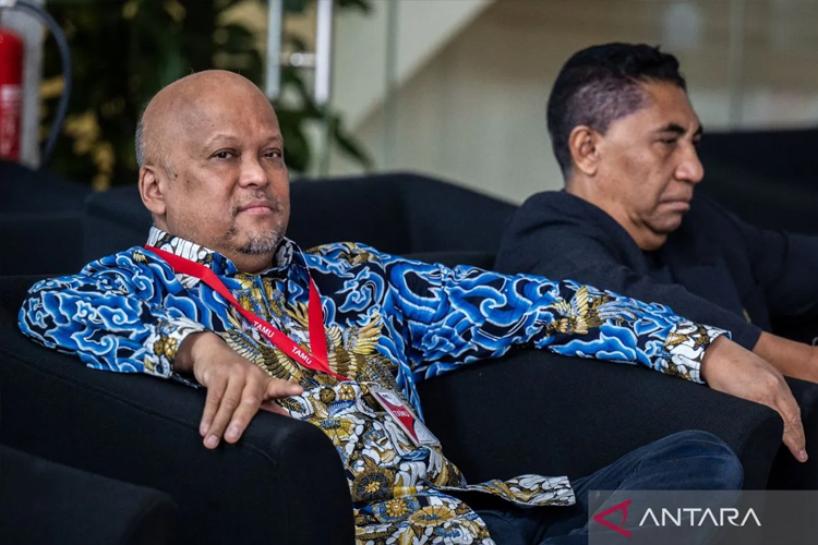 Mantan calon Wakil Gubernur Jawa Barat sekaligus putra Presiden ke-3 RI B. J. Habibie Ilham Akbar Habibie (kiri) menunggu untuk menjalani pemeriksaan di Gedung Merah Putih KPK, Jakarta, Rabu (3/9/2025). (ANTARA)