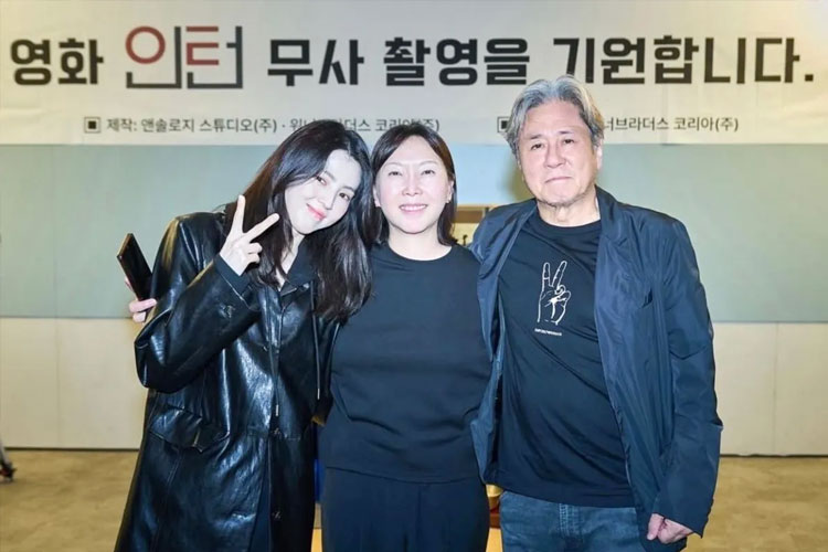 Han So Hee, Choi Min Sik pose bersama sutradara The Intern Versi Korea. (FOTO: warner bros korea)
