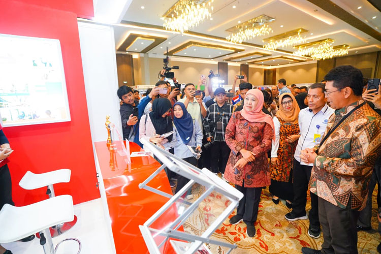 Gubernur Khofifah saat membuka Job Fair Inklusif 2025 dengan tagline  “Merdeka Berkarir” bertema “Find Your Bright Future” di Dyandra Convention Center Surabaya, Selasa (30/9/2025). (Foto: Dok. Humas Pemprov Jatim)
