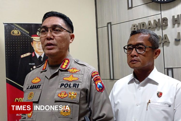 Kabidhumas Polda Jatim Kombes Pol Jules Abraham Abast saat menyampaikan pengembalian buku yang disita dari tersangka pelaku kerusuhan, Selasa (30/9/2025).(FOTO: Hamida Soetadji/TIMES Indonesia)