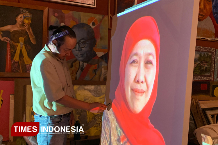 Yoyok eks ODGJ asal Kabupaten Bondowoso saat memamerkan hasil karyanya (FOTO: Muzayyanah for TIMES Indonesia)