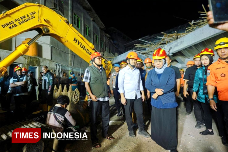 Gubernur Jawa Timur Khofifah Indar Parawansa saat tiba di lokasi bangunan musholla Ponpes Al Khoziny yang ambruk dan menimpa ratusan santri (FOTO: Syaiful Bahri/TIMES Indonesia)