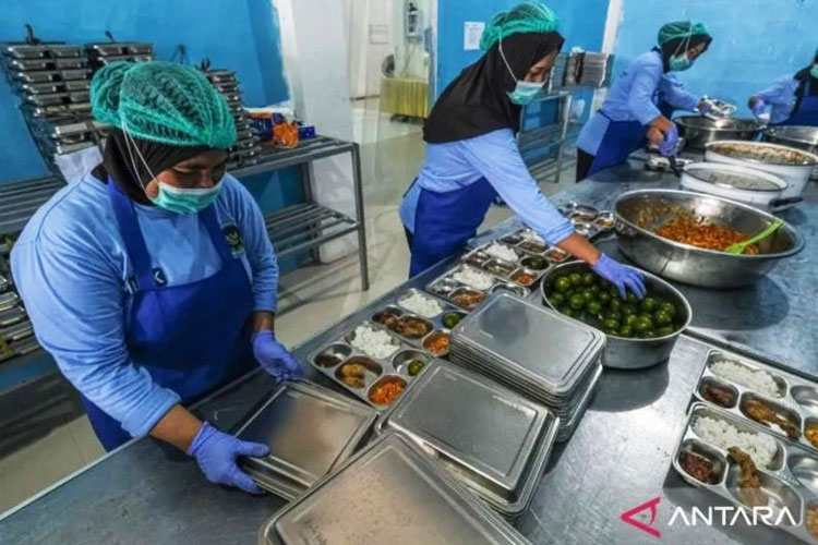 Sejumlah petugas SPPG menyiapkan Makan Bergizi Gratis (MBG) di SPPG Tunggala Kendari, Sulawesi Tenggara, Senin (29/9/2025). (FOTO: ANTARA FOTO/Andry Denisah)