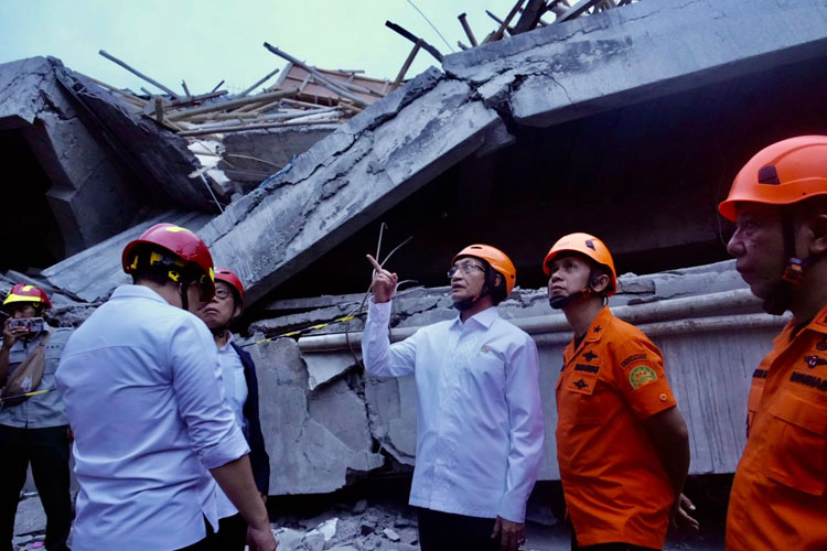 Menag Nasaruddin Umar meninjau penanganan korban terdampak bangunan ambruk di Pesantren Al Khoziny. (FOTO: dok. Kemenag)