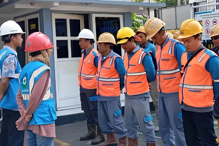 Pengarahan sebelum proses pemeliharaan jaringan listrik. (FOTO: PLN ULP Blora)