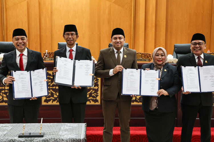 Pemkot-DPRD Surabaya menandatangani nota kesepakatan KUA-PPAS APBD 2026. (FOTO: Humas Pemkot Surabaya)