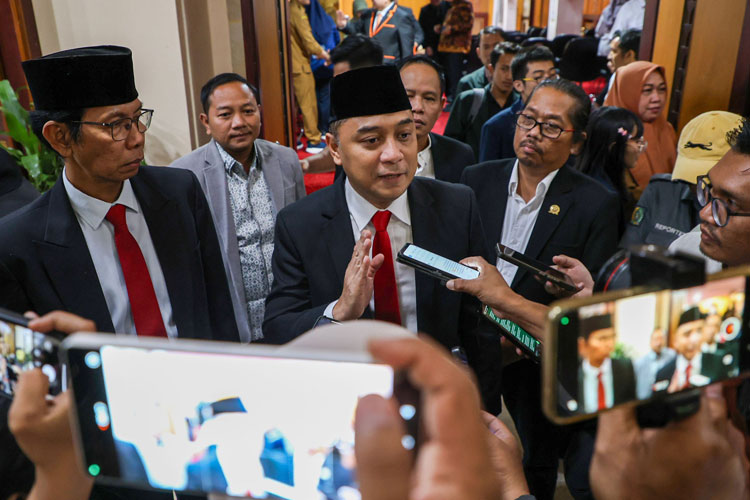 Wali Kota Surabaya Eri Cahyadi saat memberikan keterangan usai Sidang Paripurna di Gedung DPRD setempat. (FOTO: Humas Pemkot Surabaya)