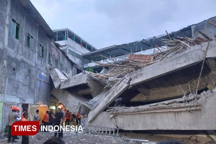 Bangunan Pondok Pesantren Al-Khoziny, Buduran, Sidoarjo runtuh dan menimpa para santri, Senin (29/9/2025) sore. Tercatat sekitar 100 santri terjebak reruntuhan bangunan. (FOTO: Syaiful Bahri/TIMES Indonesia)