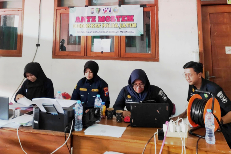 Posko tim DVI dan Dokkes Polda Jatim di Ponpes Al Khoziny. (Foto: Rudi Mulya/TIMES Indonesia)
