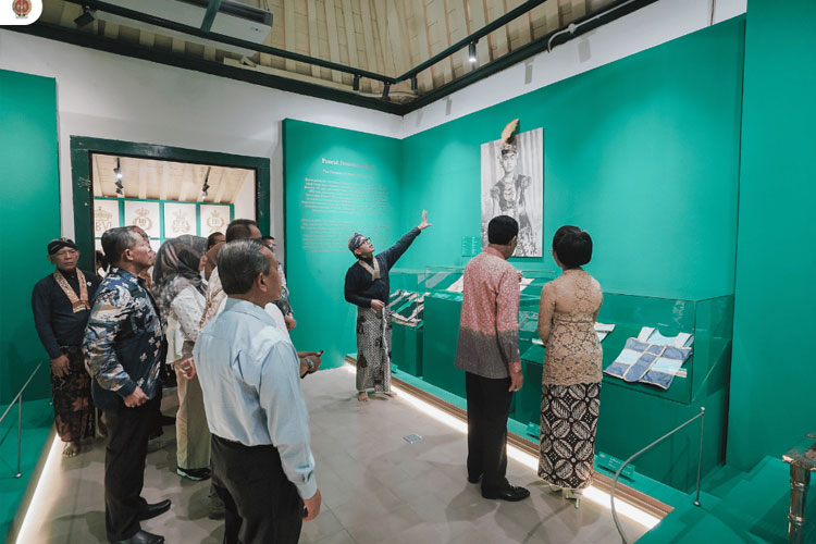 Sultan-HB-meninjau-Pameran-Pangastho-Aji-2.jpg