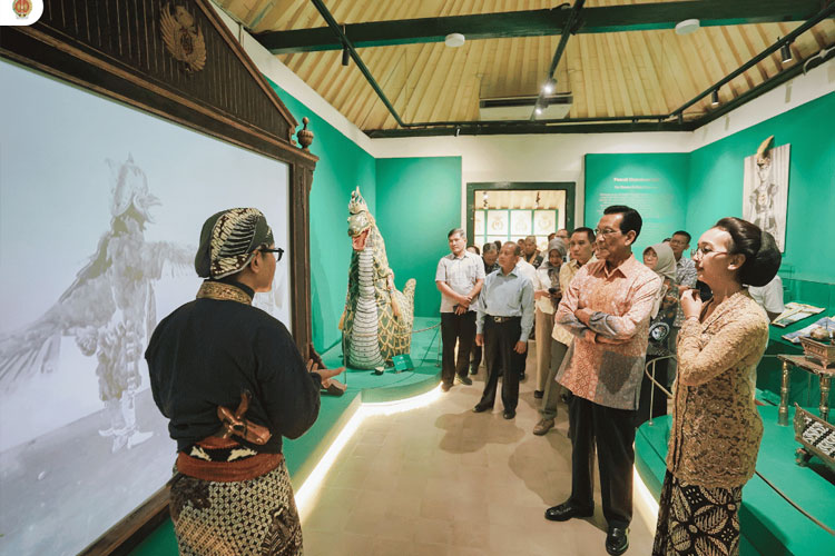 Gubernur DIY sekaligus Raja Keraton Yogyakarta, Sultan HB meninjau Pameran Pangastho Aji. (FOTO: Pemda DIY)