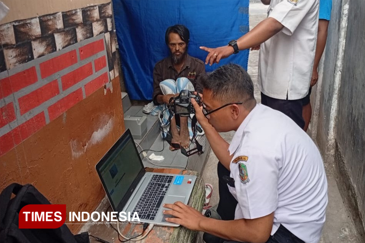 Tim Disdukcapil Banyuwangi jemput bola layani warga disabilitas perekaman e-KTP. (FOTO: Ikromil Aufa/TIMES Indonesia)