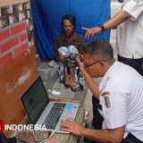 Disdukcapil Banyuwangi Blusukan Jemput Warga Disabilitas untuk Perekaman e-KTP