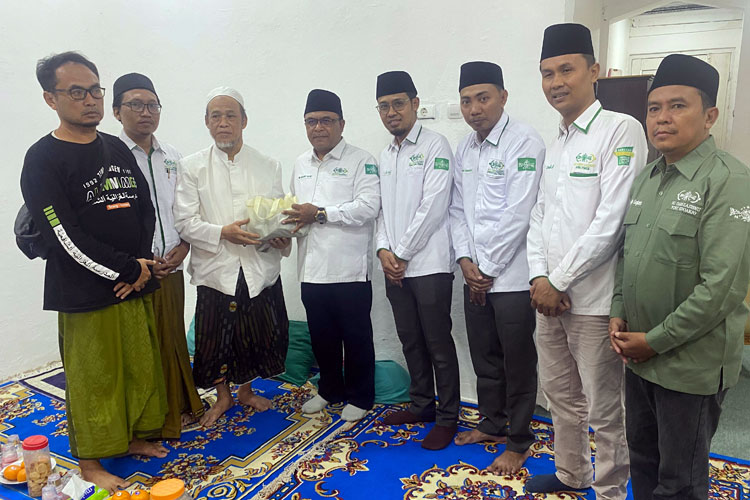 Tim-PWNU-Jatim-saat-memberikan-bantuan-kepada-Pengasuh-PP-Al-Khoziny.jpg