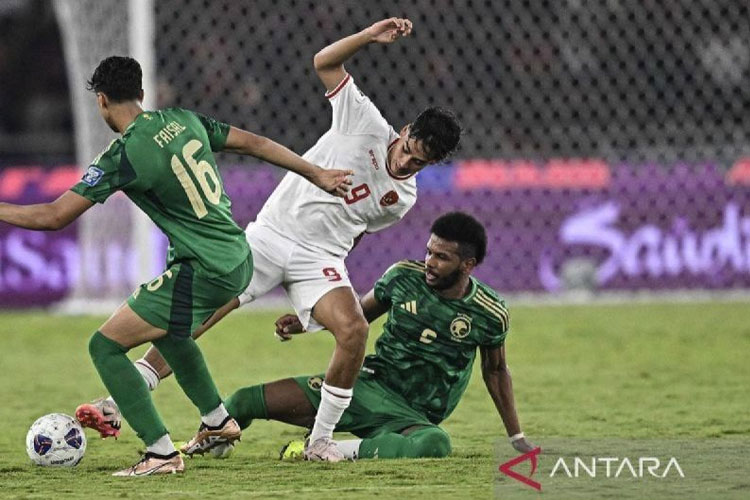 Pemain Timnas Indonesia Rafael Struick (tengah) berebut bola dengan pesepak bola Timnas Arab Saudi Faisal Alghamdi (kiri) dan Ali Al Bulayhi (kanan) pada pertandingan Grup C putaran ketiga Kualifikasi Piala Dunia 2026 Zona Asia di GBK, Jakarta.