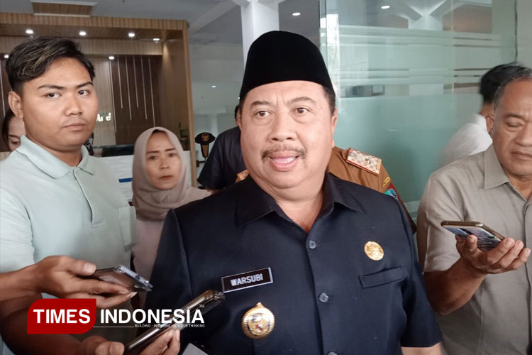 Warsubi, Bupati Jombang saat ditemui awak media usai sidang Paripurna di DPRD Jombang, Senin (29/9/2025). (FOTO: Rohmadi/TIMES Indonesia)
