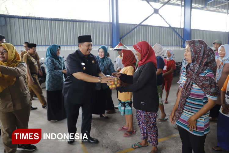 Bupati Jombang Borong 250 Kg Tomat, Bantu Petani Hadapi Anjloknya Harga Panen