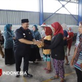 Bupati Jombang Borong 250 Kg Tomat, Bantu Petani Hadapi Anjloknya Harga Panen