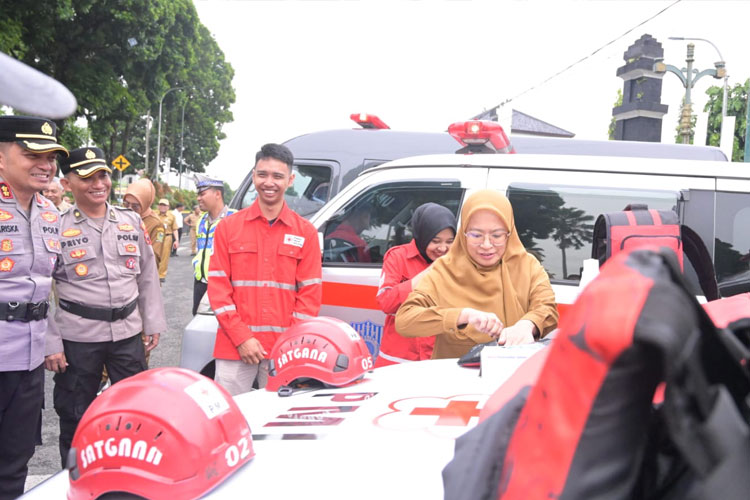 Bupati lakukan cek peralatan usai pimpin apel kesiapsiagaan bencana. (FOTO: Kominfo Banjarnegara for TIMES Indonesia)